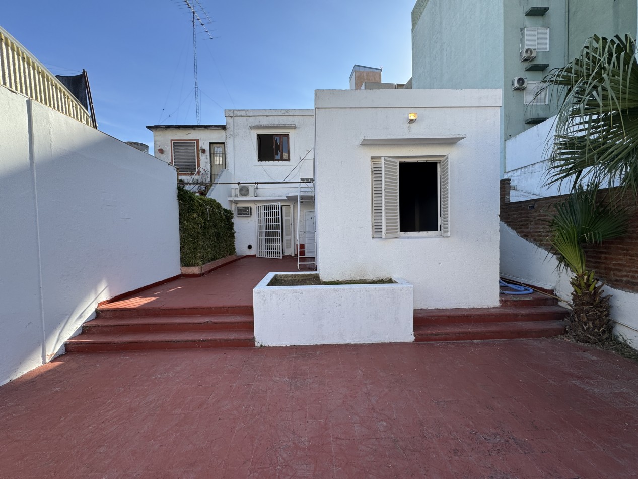 VENTA - CASA CENTRICA SOBRE CALLE PERON