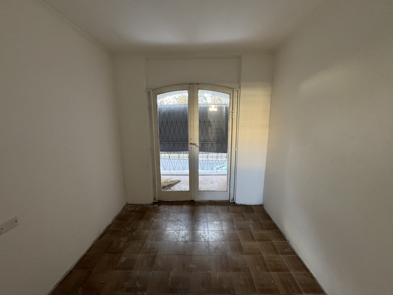 VENTA - CASA CENTRICA SOBRE CALLE PERON