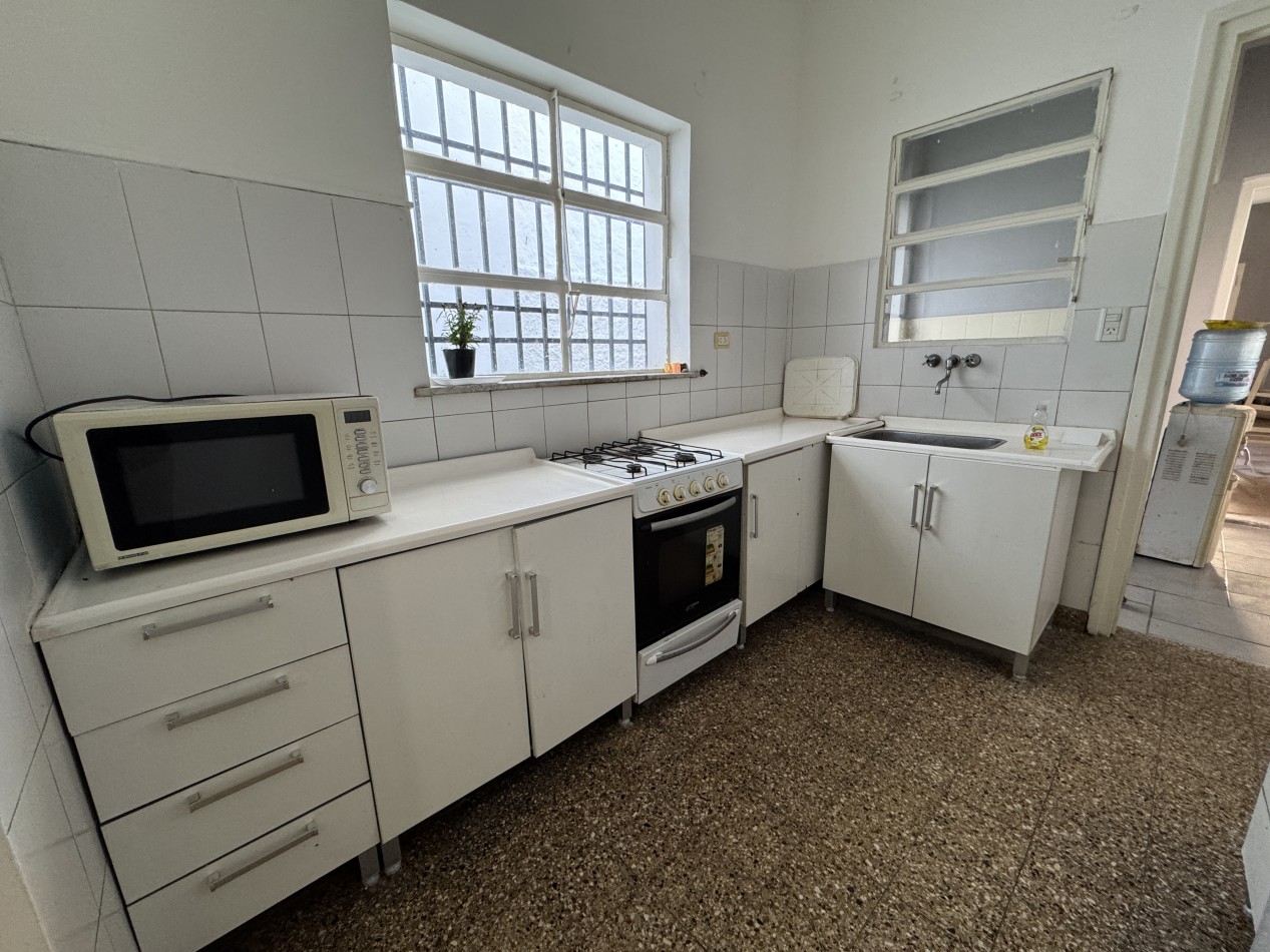 VENTA - CASA CENTRICA SOBRE CALLE PERON