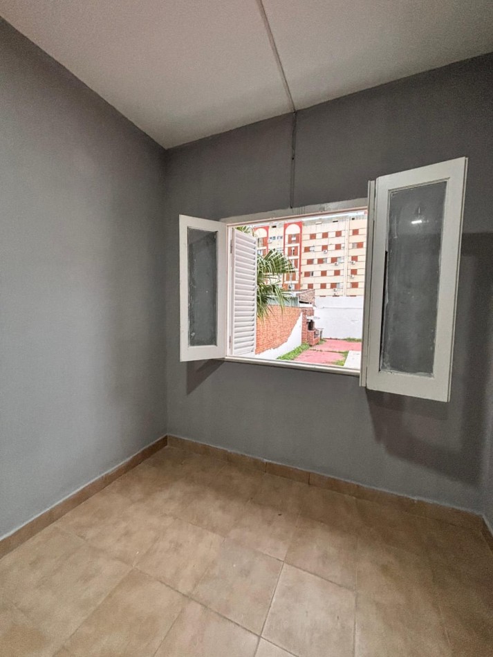 VENTA - CASA CENTRICA SOBRE CALLE PERON
