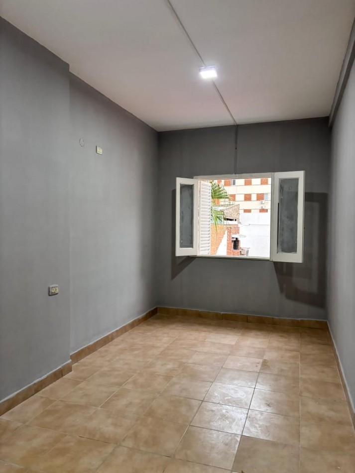 VENTA - CASA CENTRICA SOBRE CALLE PERON