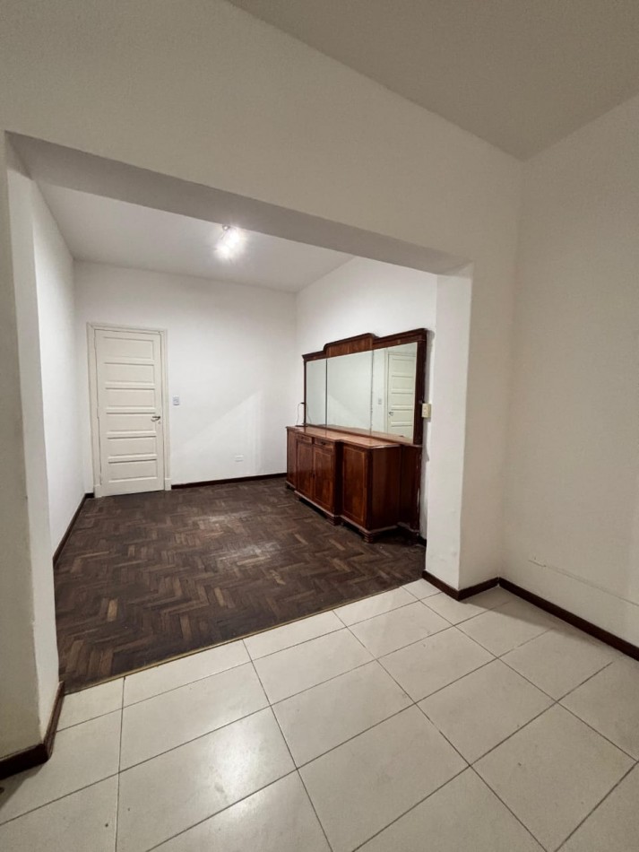 VENTA - CASA CENTRICA SOBRE CALLE PERON