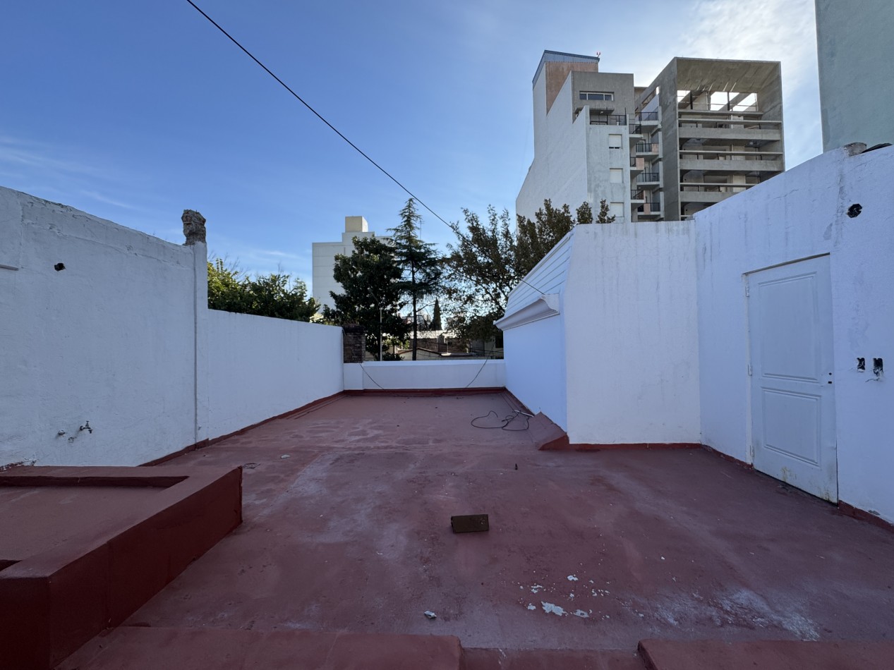 VENTA - CASA CENTRICA SOBRE CALLE PERON