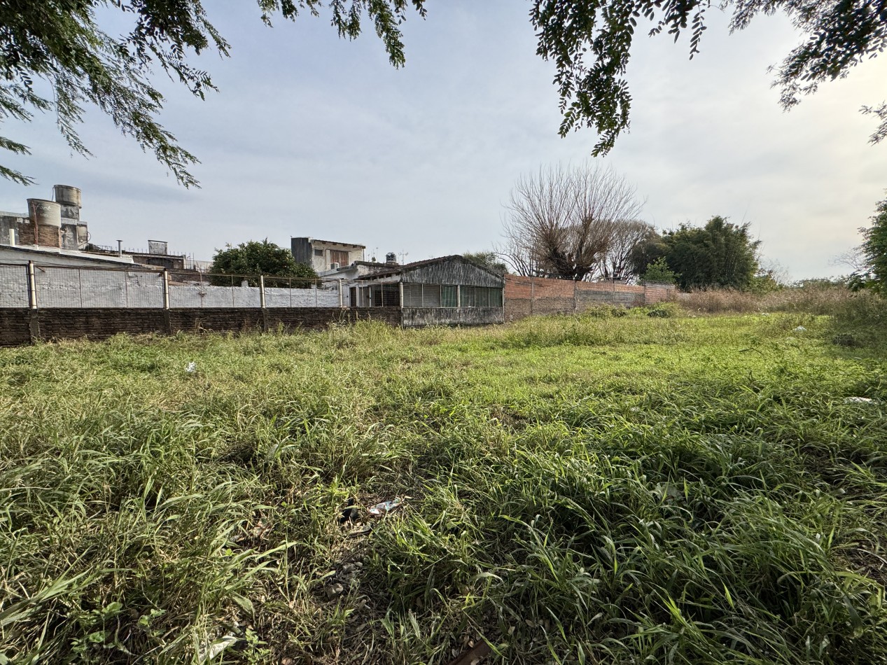 SE VENDE AMPLIO TERRENO  EN PARANA 1500 m2