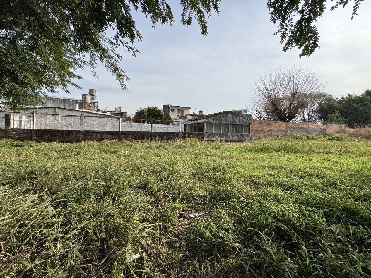 SE VENDE AMPLIO TERRENO  EN PARANA 1500 m2
