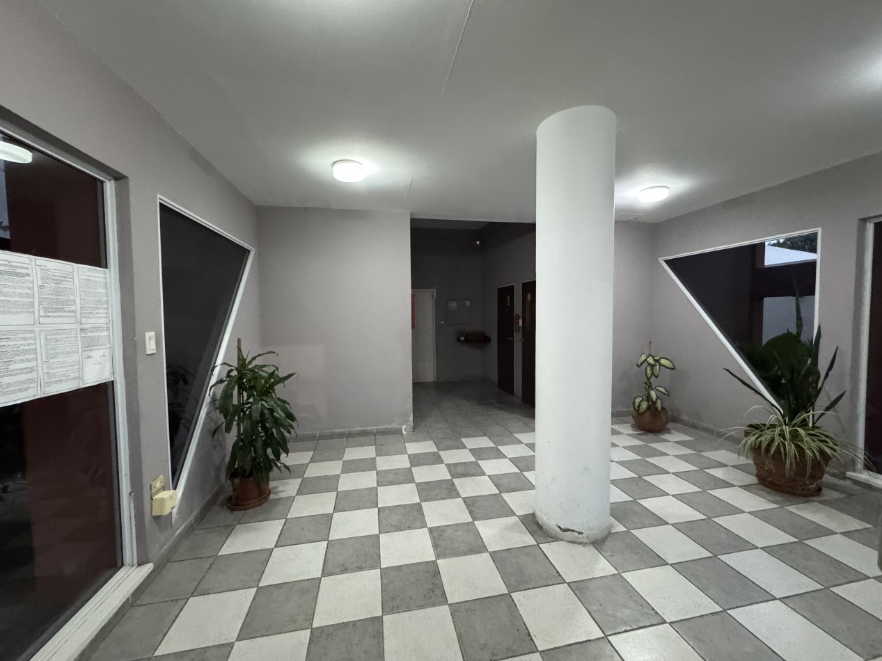 Departamento de 2 dormitorios con cochera y balcon al frente 