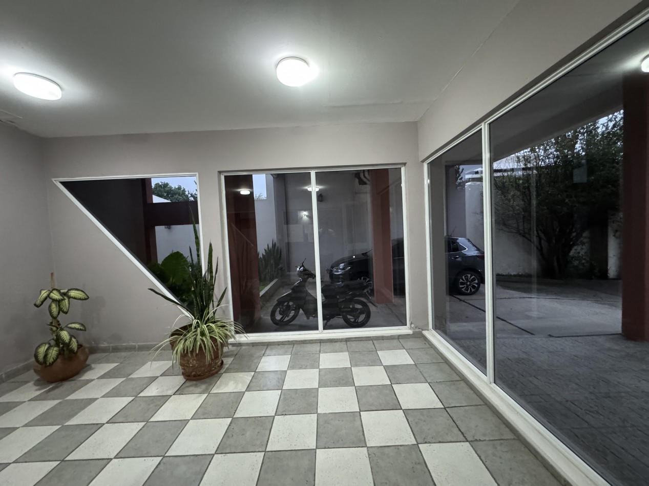 Departamento de 2 dormitorios con cochera y balcon al frente 