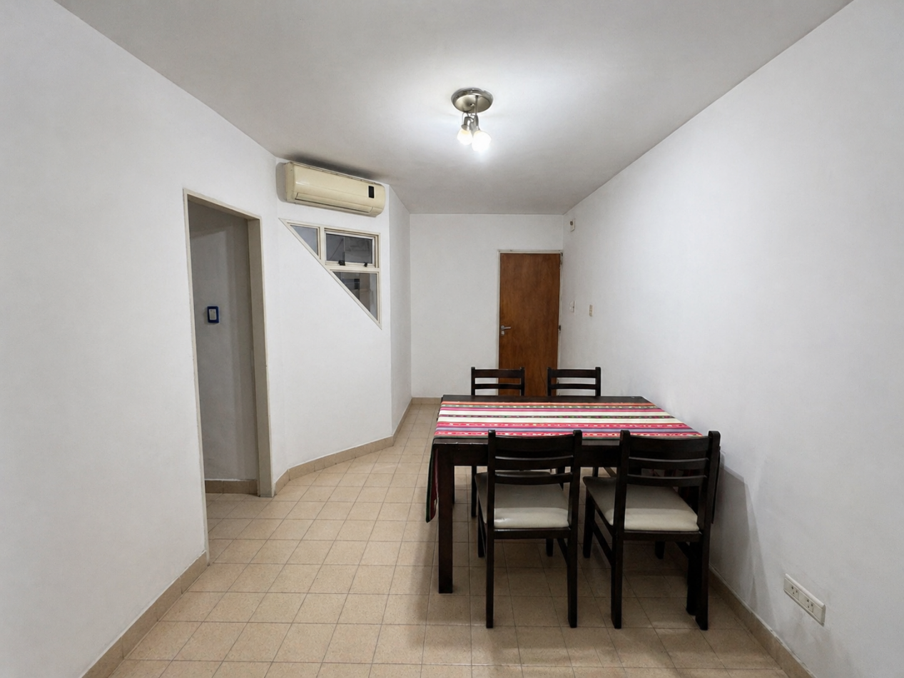 Departamento de 2 dormitorios con cochera y balcon al frente 