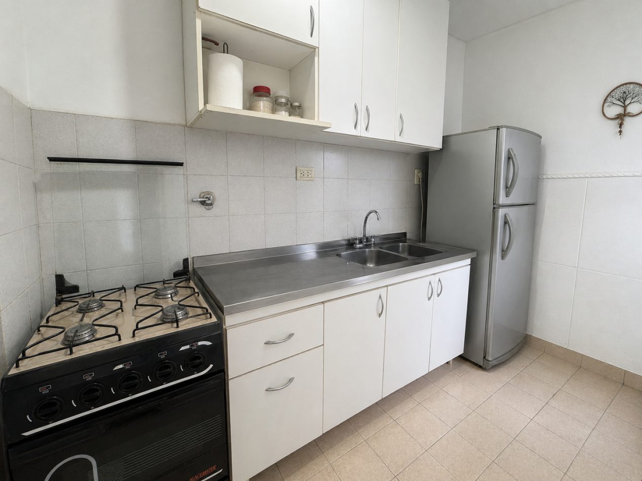 Departamento de 2 dormitorios con cochera y balcon al frente 