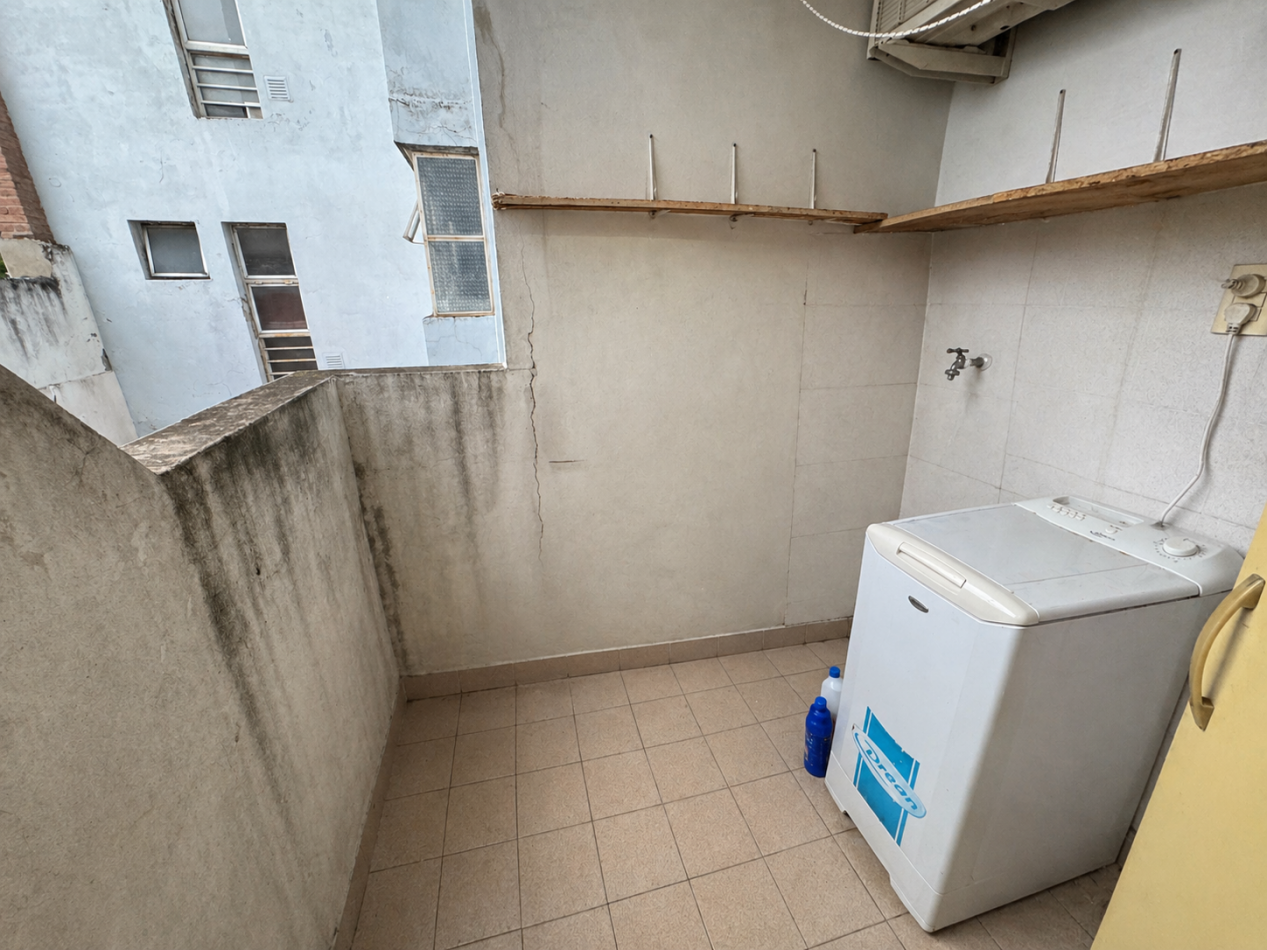 Departamento de 2 dormitorios con cochera y balcon al frente 