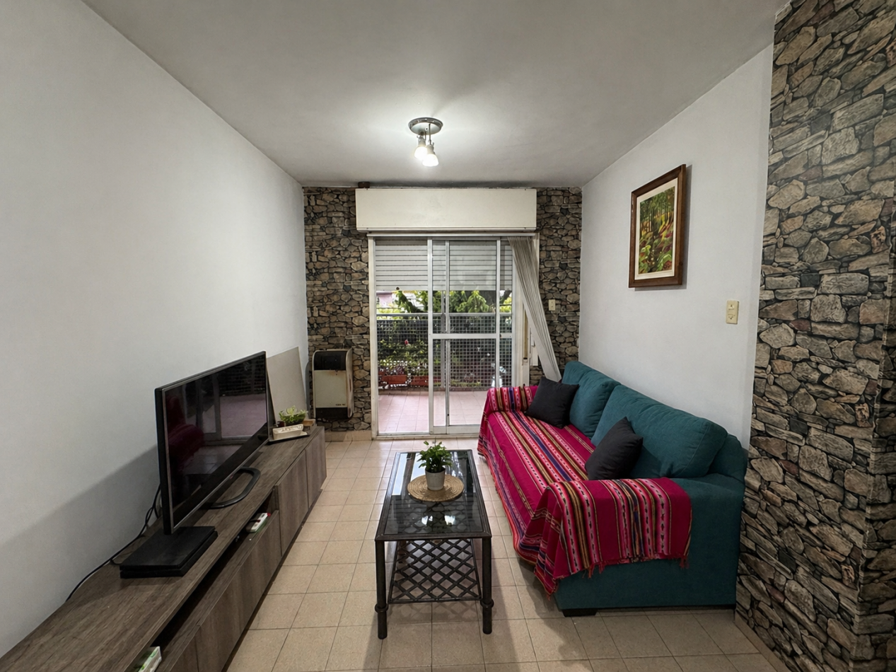 Departamento de 2 dormitorios con cochera y balcon al frente 