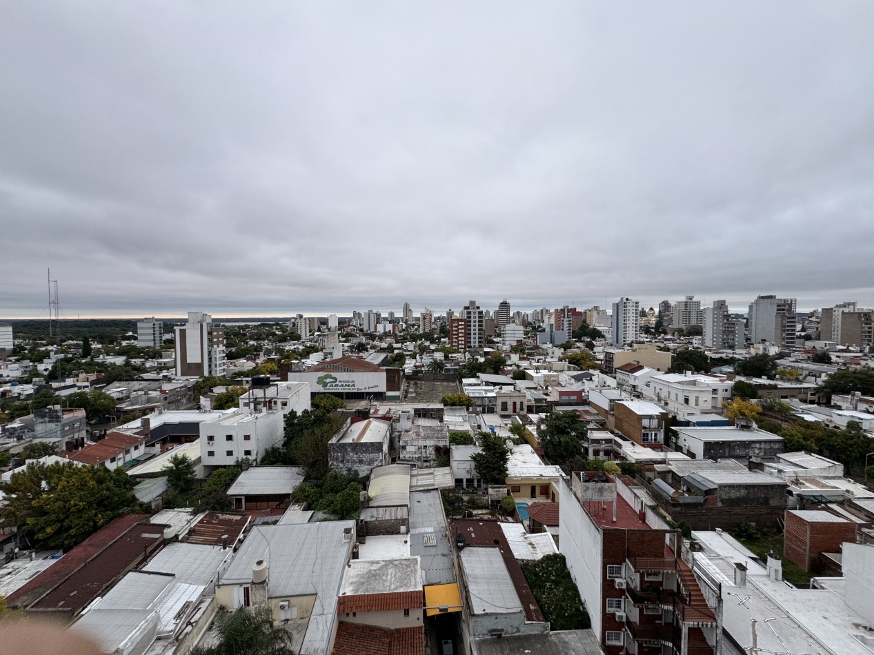 Departamento de 2 dormitorios con cochera y balcon al frente 