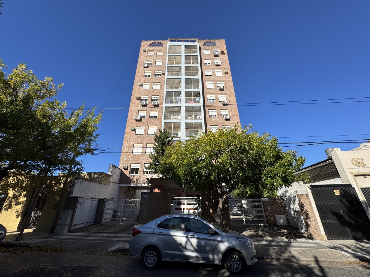 Departamento de 2 dormitorios con cochera y balcon al frente 