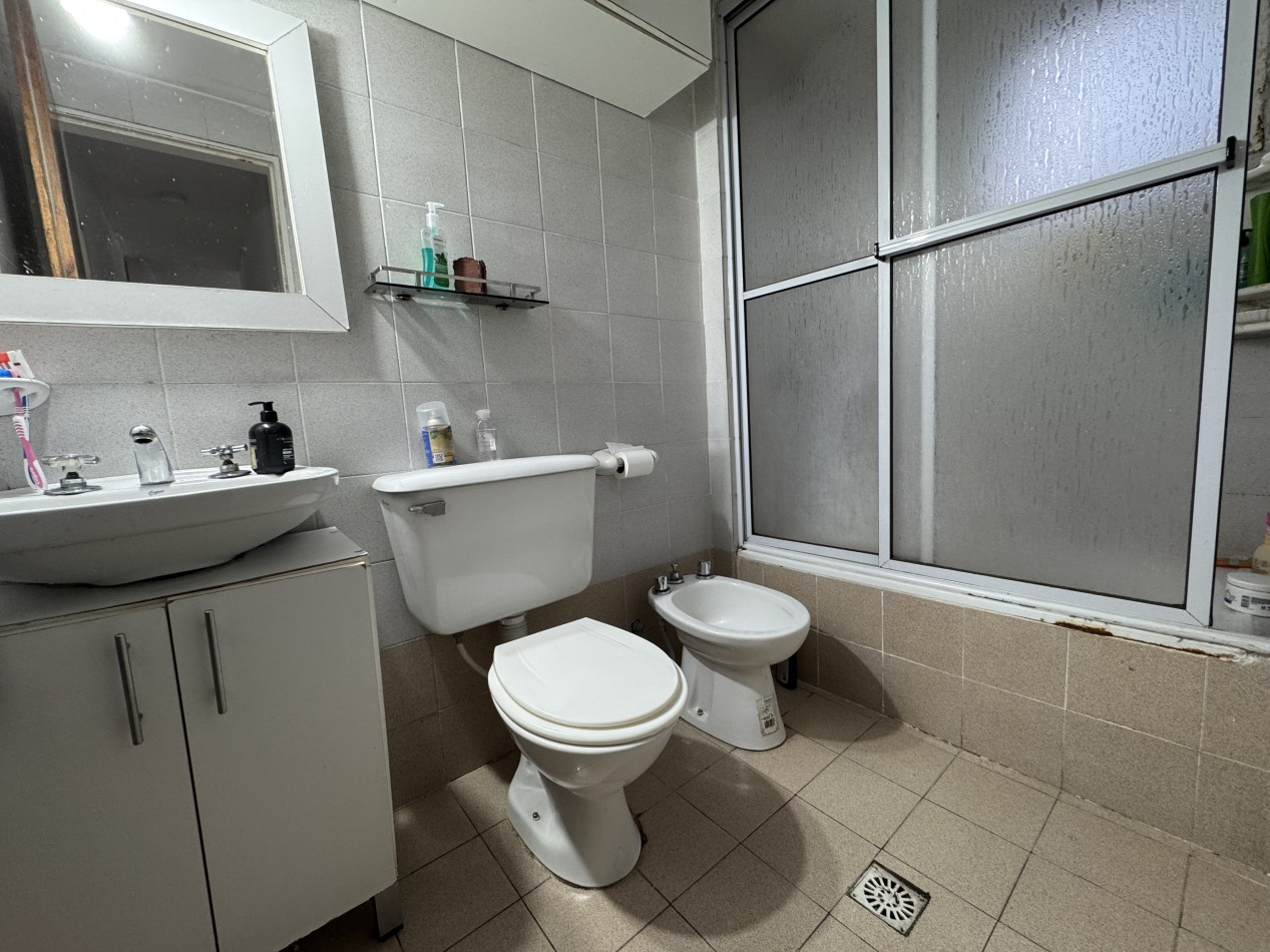 Departamento de 2 dormitorios con cochera y balcon al frente 