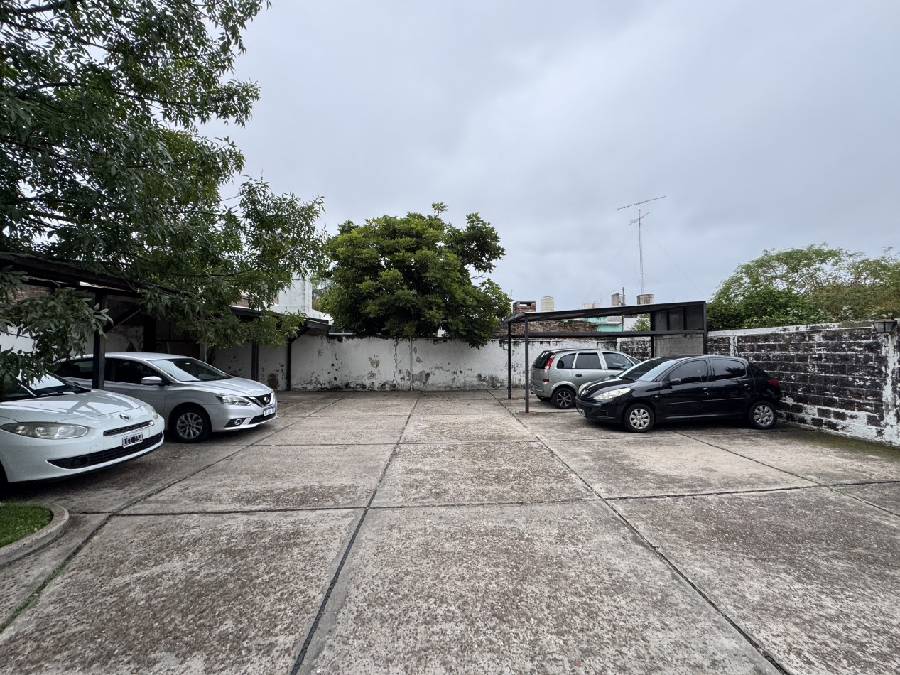 Departamento de 2 dormitorios con cochera y balcon al frente 