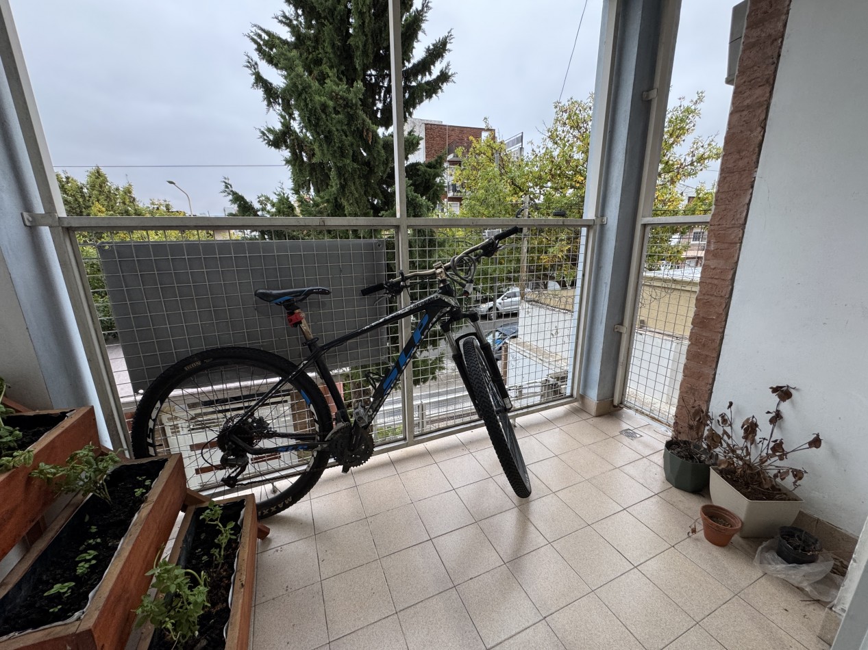 Departamento de 2 dormitorios con cochera y balcon al frente 