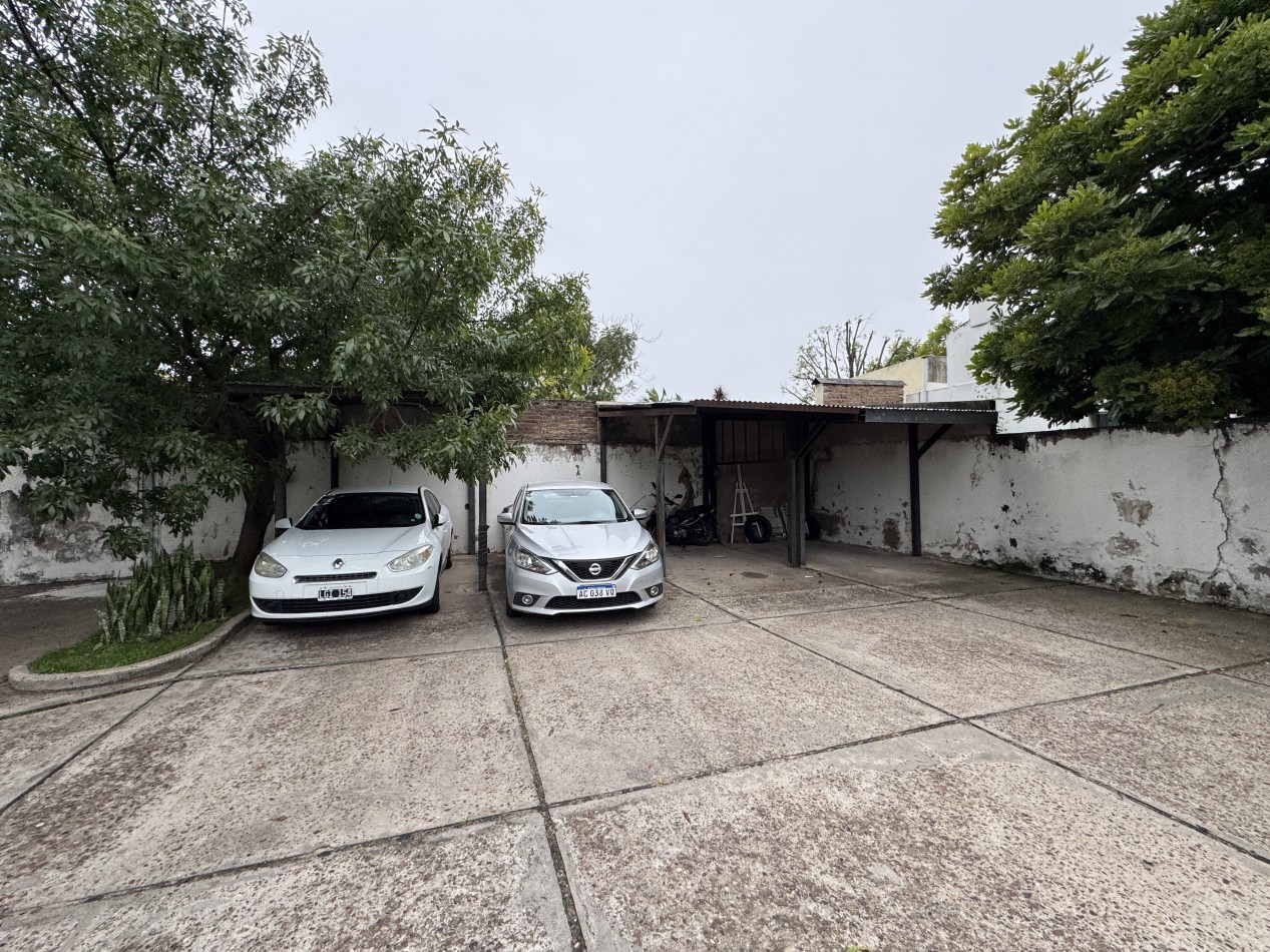 Departamento de 2 dormitorios con cochera y balcon al frente 