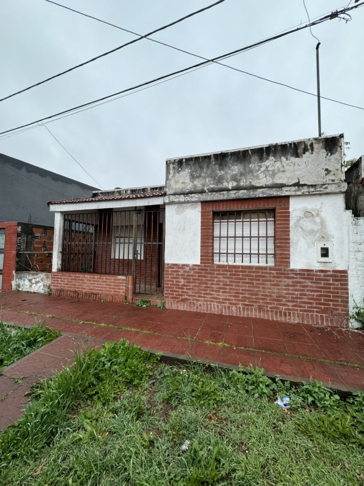 EN VENTA CASA A ACONDICIONAR ZONA AV. DON BOSCO Y RONDEAU