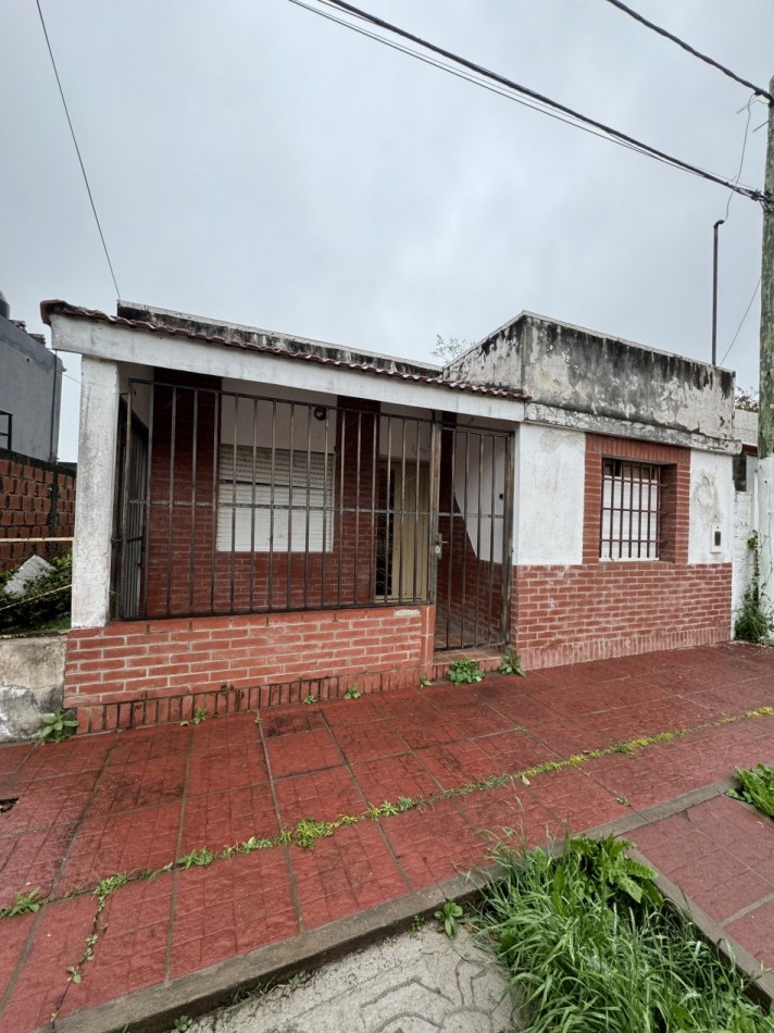 EN VENTA CASA A ACONDICIONAR ZONA AV. DON BOSCO Y RONDEAU