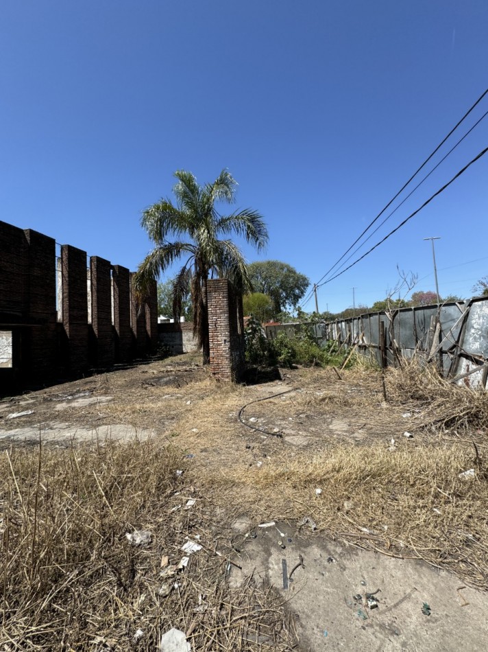 AMPLIO TERRENO SOBRE AV. ALMAFUERTE