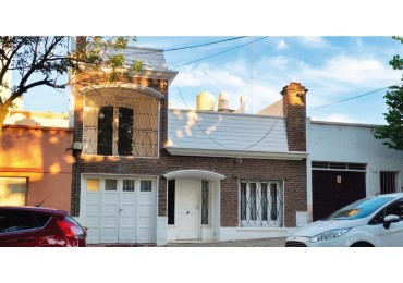 VENTA - CASA CENTRICA SOBRE CALLE PERON