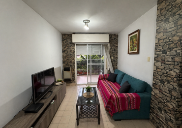Departamento de 2 dormitorios con cochera y balcon al frente 