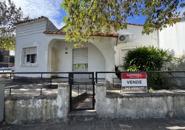 Casa en esquina de 3 dormitorios con cochera - Oportunidad en zona Montevideo y Diamante, Parana