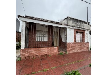 EN VENTA CASA A ACONDICIONAR ZONA AV. DON BOSCO Y RONDEAU