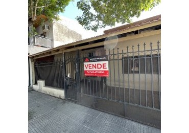 EN VENTA AMPLIA CASA ZONA AV. EJERCITO Y GUTIERREZ