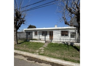 SE VENDE EXCELENTE CASA 2 DORM. ZONA AV. FRIULI Y AV. SAN MARTIN